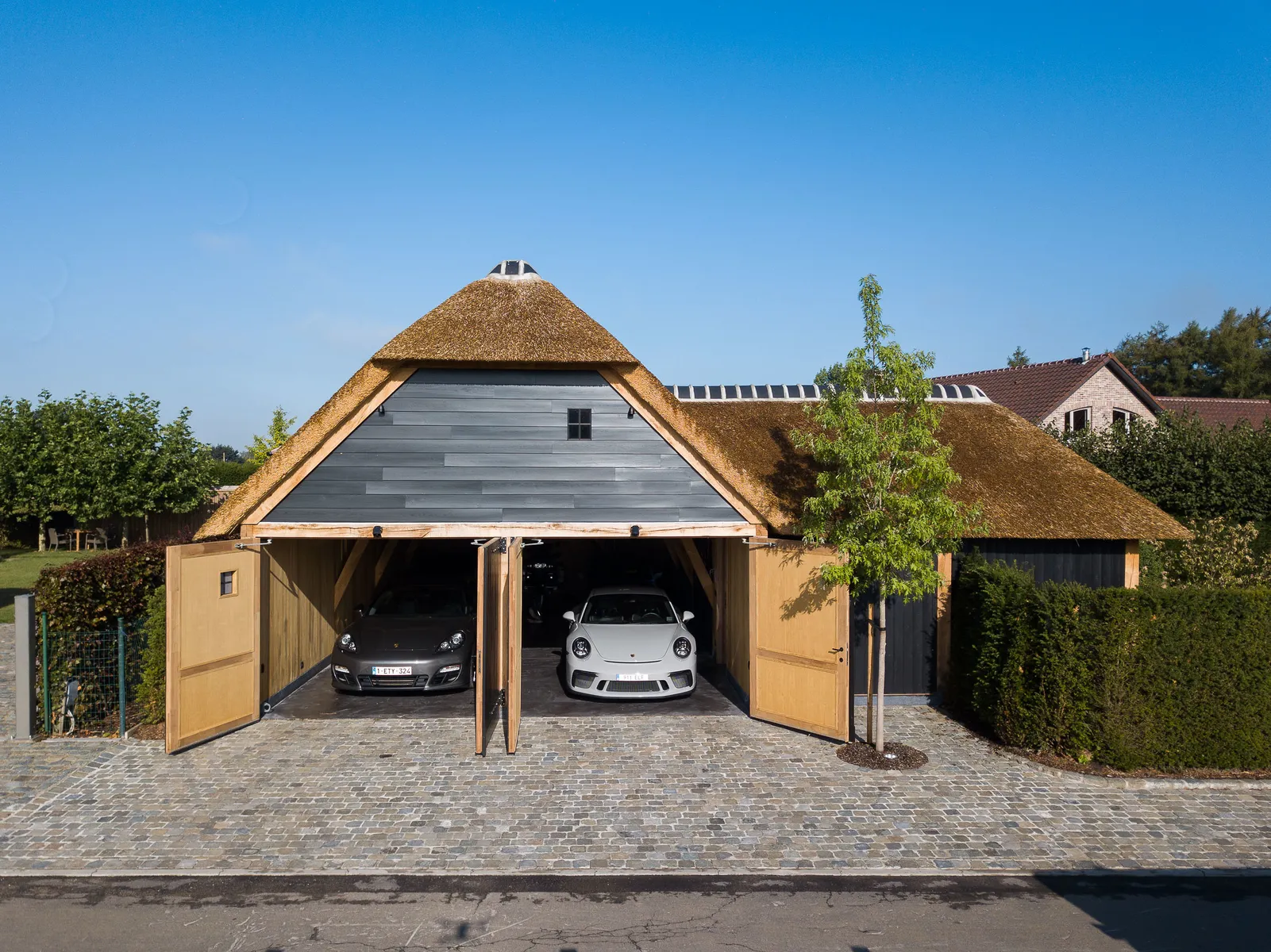 Eiken garage met rieten dak