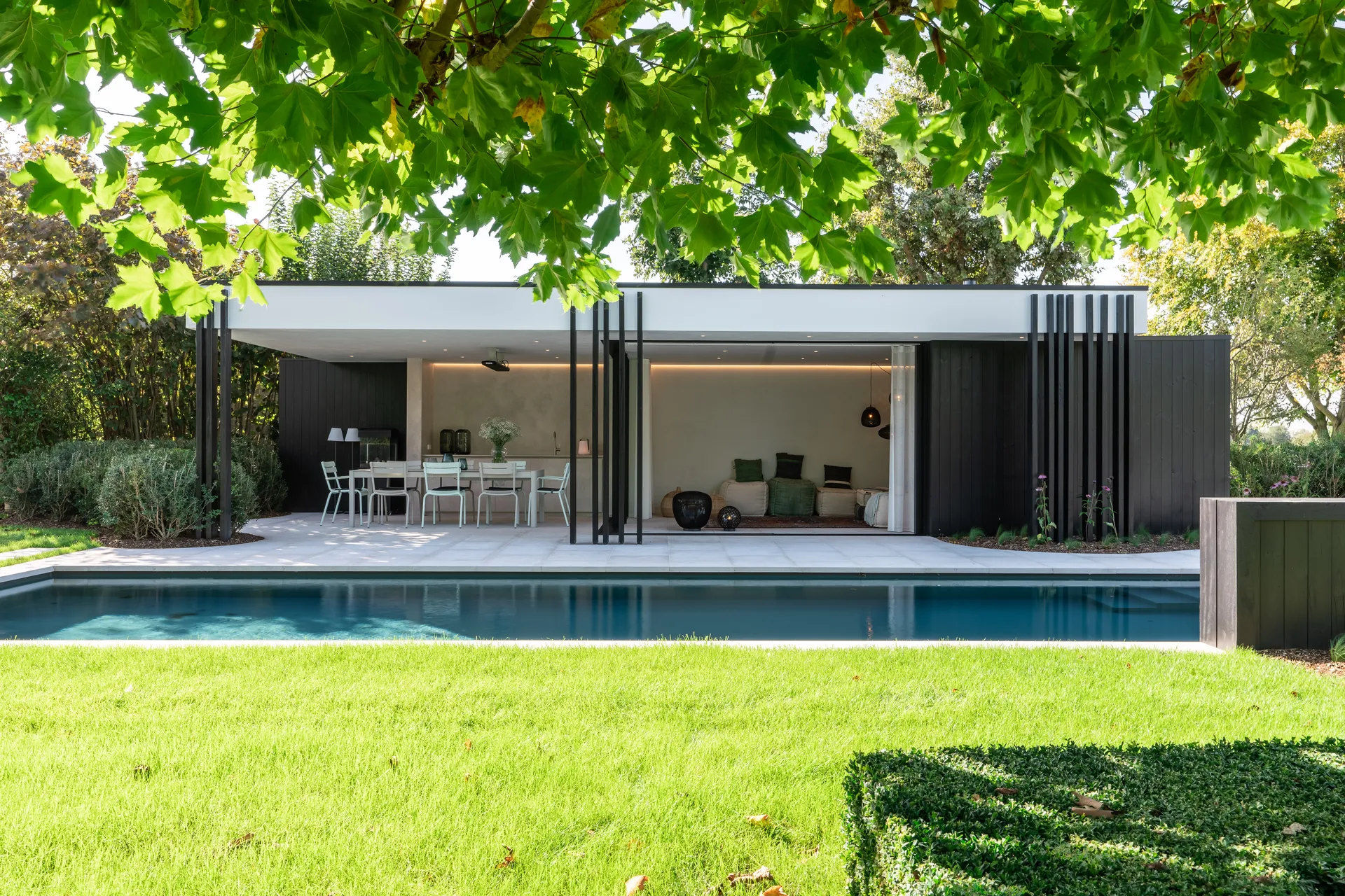 moderne poolhouse met buitenkeuken in aquasenza