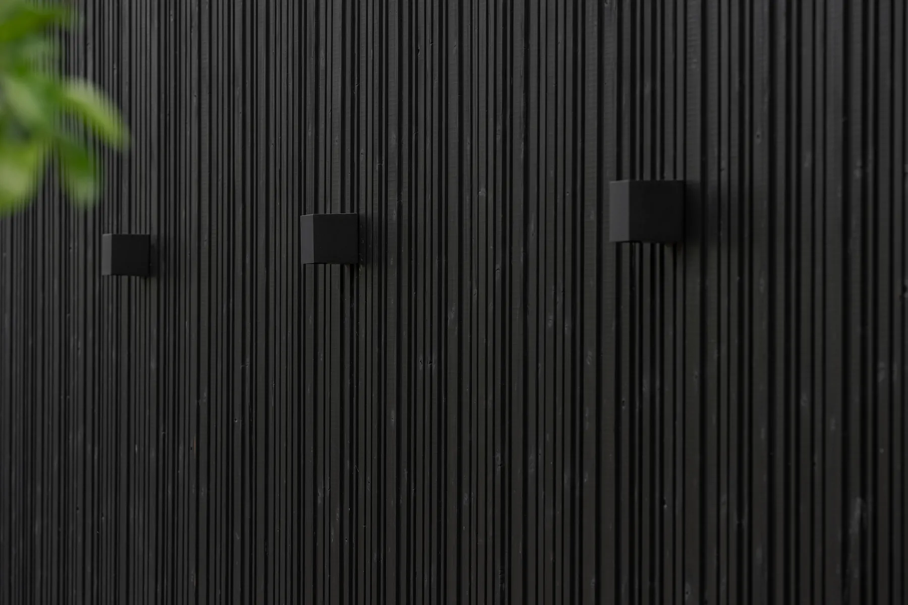 detail van tuinberging in zwart hout